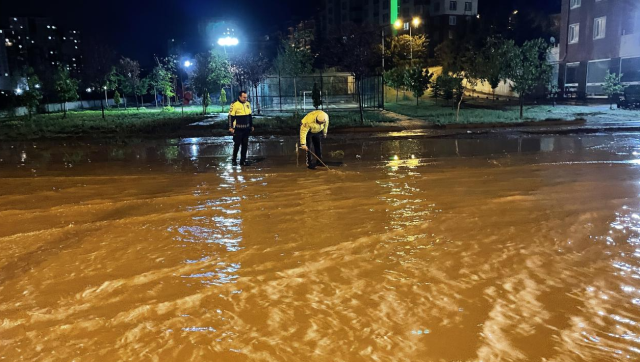 2 kentte can alan şiddetli yağış, yurt genelinde etkisini sürdürüyor! Meteoroloji'den 14 ile sarı, 2 ile turuncu uyarı var