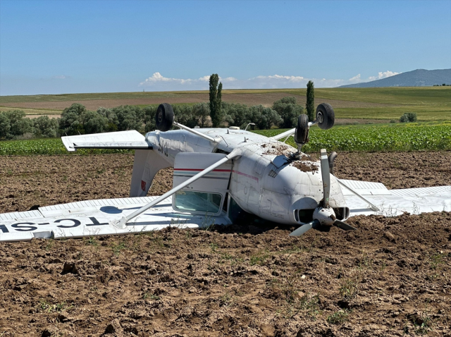 Aksaray'da eğitim uçağı düştü; 2 pilot yara almadan kurtuldu