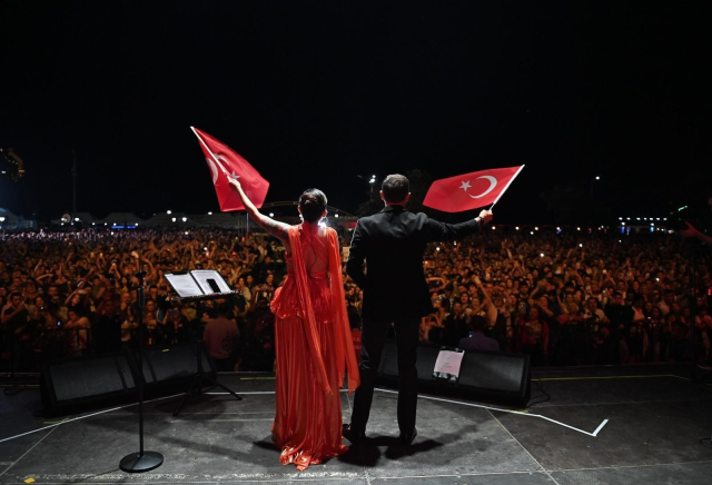 Ödül törenindeki sözleri tepki çeken Melek Mosso sahnede özür diledi: Helalleşmek istiyorum