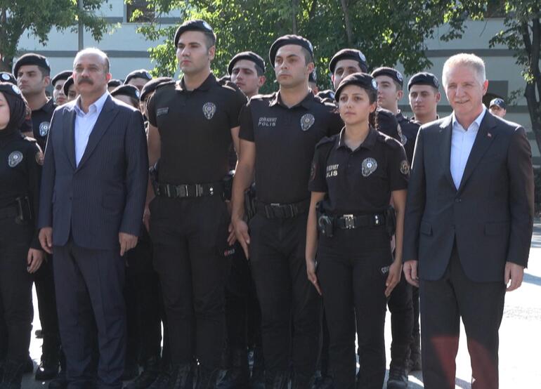 Vali Gül çevik kuvvet polisleriyle bayramlaştı