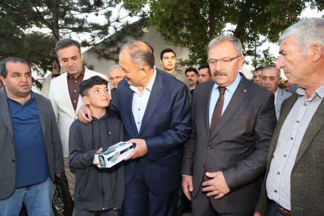 Bakan Özhaseki'den depremzede kadının ev talebine iç ısıtan yanıt: Bittiğinde gelip seni evine çıkaracağız