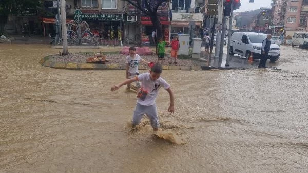 İzmit'te sağanak hayatı felç etti! Dere taştı, caddeler su altında kaldı