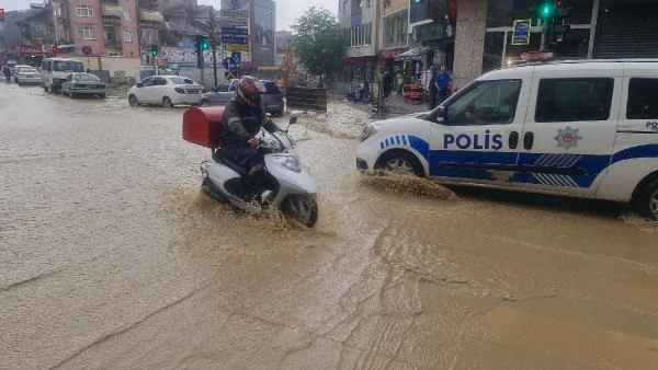 İzmit'te sağanak hayatı felç etti! Dere taştı, caddeler su altında kaldı