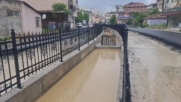 İzmit'te sağanak hayatı felç etti! Dere taştı, caddeler su altında kaldı