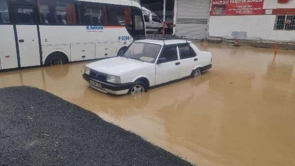 İzmit'te sağanak hayatı felç etti! Dere taştı, caddeler su altında kaldı