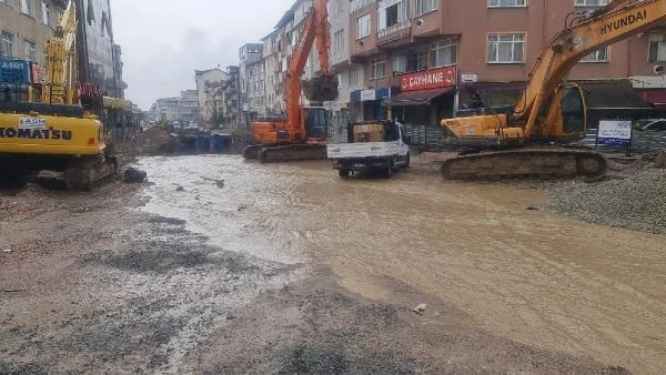 İzmit'te sağanak hayatı felç etti! Dere taştı, caddeler su altında kaldı