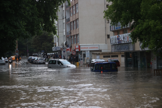 Sağanak yağışın etkili olduğu Ankara'da metroyu su bastı, yolcular tahliye edildi