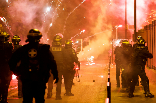 Fransa'da gerilim tırmanıyor! 667 eylemci gözaltına alındı, Macron kriz masası kuracak