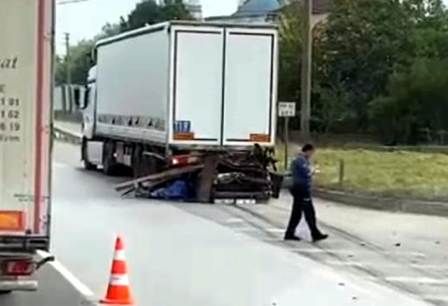 Tıra arkadan çarpan otomobil kağıt gibi ezildi! Genç sürücü feci şekilde can verdi