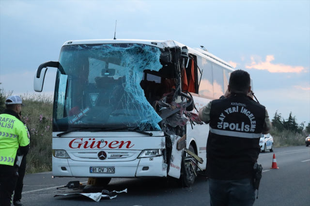 Yolcu otobüsü, ters yönden giden tırla çarpıştı: 2 ölü, 20 yaralı