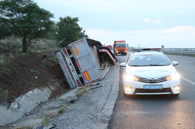 Yolcu otobüsü, ters yönden giden tırla çarpıştı: 2 ölü, 20 yaralı