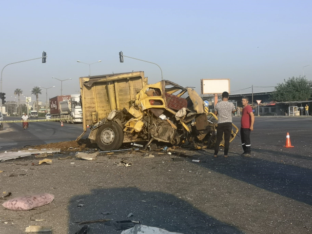 Yolcu otobüsü kamyonla çarpışıp dere yatağına uçtu: 1 ölü, 28 yaralı