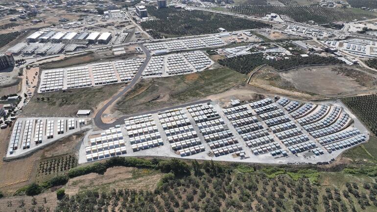 Katar'ın Hatay'da inşa ettiği 1464 konteynerlik geçici yaşam merkezi teslim edildi