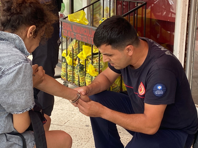 Tek eli kelepçeli gezen kadın, polis ekiplerini hareketlendirdi