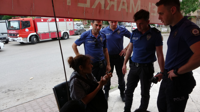 Tek eli kelepçeli gezen kadın, polis ekiplerini hareketlendirdi