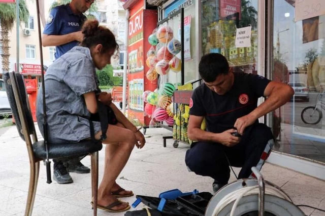 Tek eli kelepçeli gezen kadın, polis ekiplerini hareketlendirdi