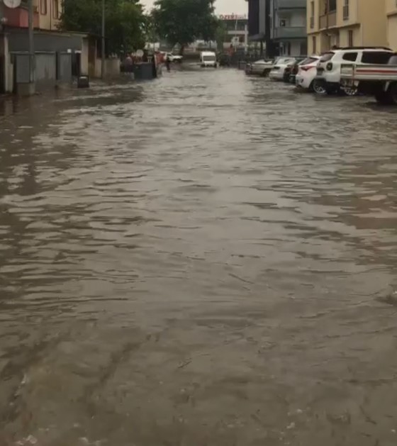 Türkiye'den sel manzaraları! Yollar göle döndü, evleri su bastı