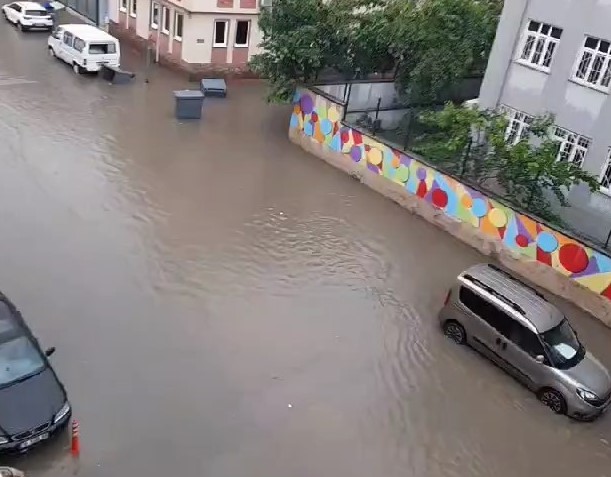 Türkiye'den sel manzaraları! Yollar göle döndü, evleri su bastı