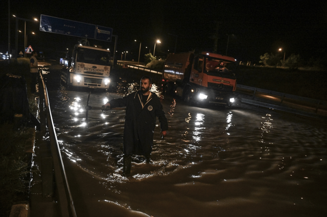 Türkiye'den sel manzaraları! Yollar göle döndü, evleri su bastı