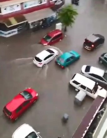 Türkiye'den sel manzaraları! Yollar göle döndü, evleri su bastı