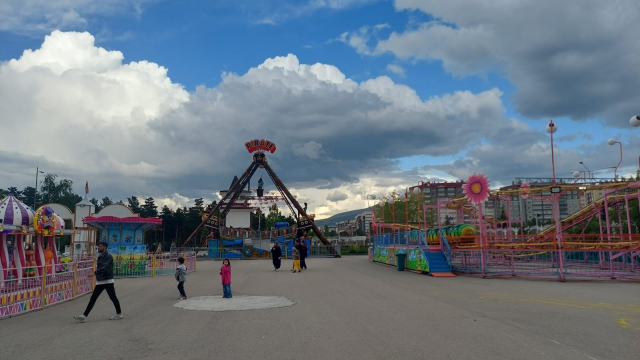 Hareket halindeki gondola binmeye çalıştı, canını zor kurtardı! O anlar kamerada