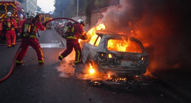 Fransa'da 17 yaşındaki gencin polis kurşunuyla öldürülmesinin ardından sokaklar karıştı: Gözaltı sayısı 31'e yükseldi