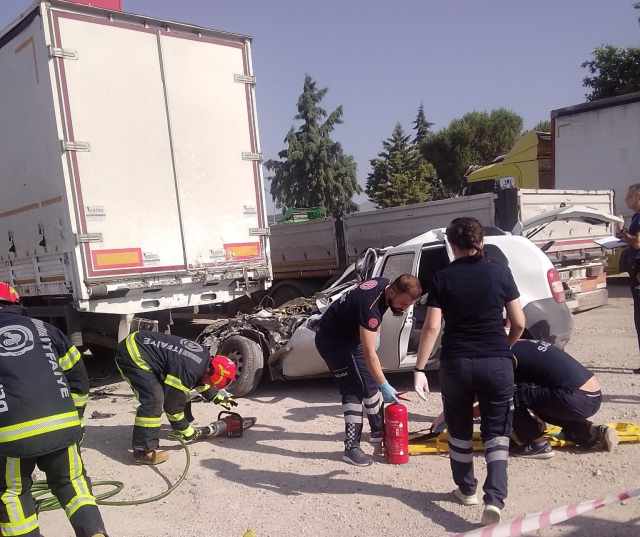 Tırın altında kağıt gibi ezilen araçtaki 2 kişi öldü! Sürücü kalp krizi geçirmiş