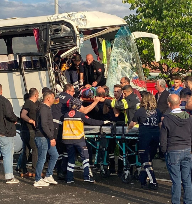 Yola aniden çıkan büyükbaş kazaya neden oldu! İşçi servisleri çarpıştı: 11 yaralı