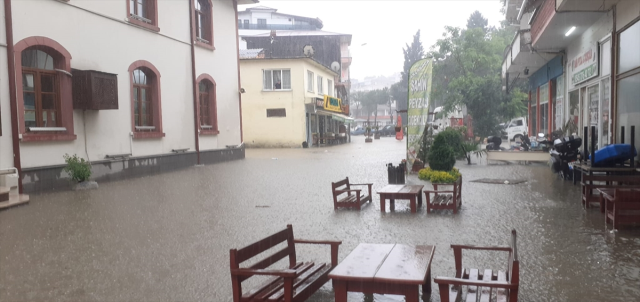 Düzce'de sağanak yağış sonrası sokaklar göle döndü