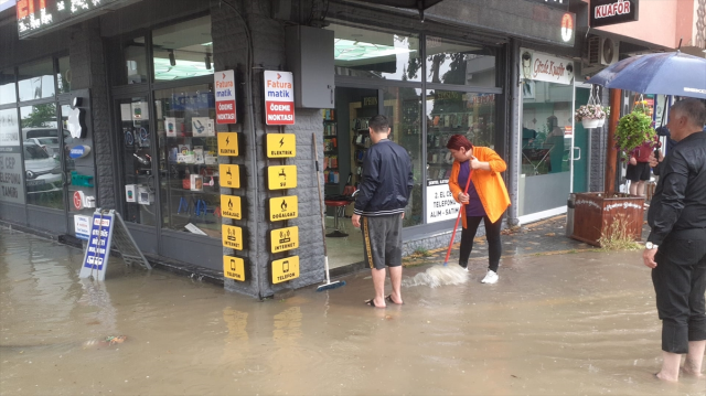 Düzce'de sağanak yağış sonrası sokaklar göle döndü