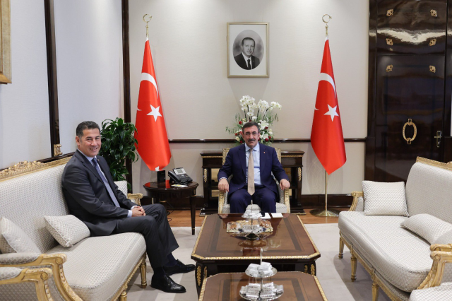 Cevdet Yılmaz'ı ziyaret eden Sinan Oğan'ı fotoğraftaki bir detay yüzünden yerden yere vuruyorlar