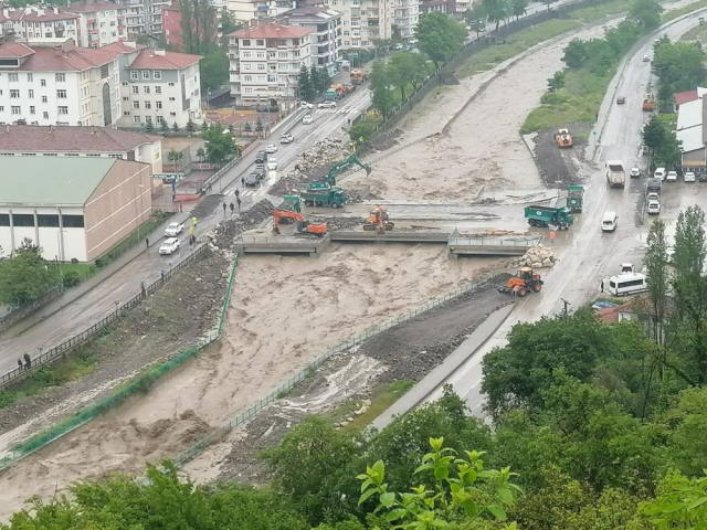 Bir ilçe sele teslim! Ekiplerin aralıksız çalışması sürerken okullar da tatil edildi