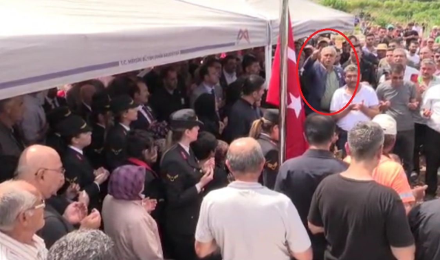 CHP'li vekilden şehit cenazesinde tepki çeken hareket