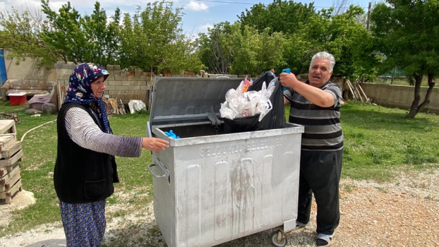 İçinde 400 bin lira olan poşeti unuttular; polis ekipleri çöpte buldu