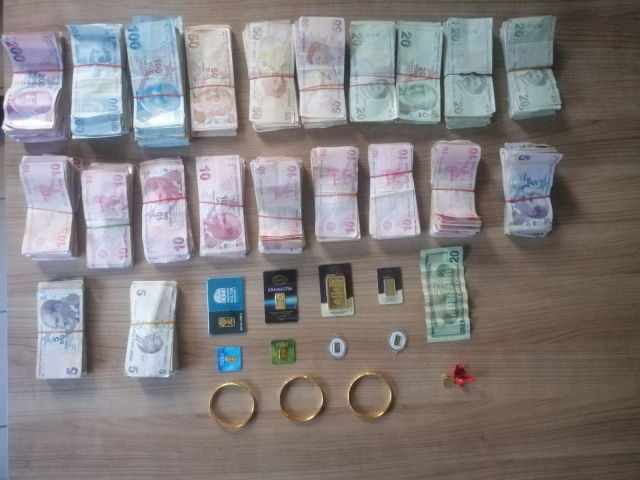 İçinde 400 bin lira olan poşeti unuttular; polis ekipleri çöpte buldu