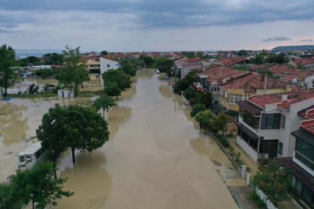 Tatil beldesi Erikli'yi de sel vurdu! Çok sayıda vatandaş su baskınları nedeniyle evlerinde mahsur kaldı