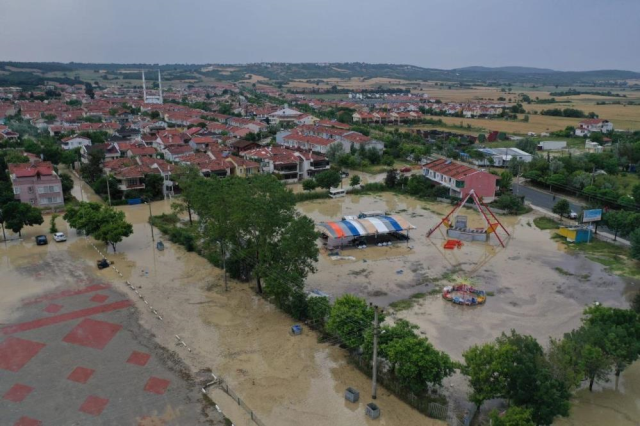 Tatil beldesi Erikli'yi de sel vurdu! Çok sayıda vatandaş su baskınları nedeniyle evlerinde mahsur kaldı