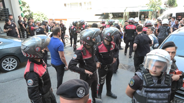 Yürüyüş yapmayı planlayan LGBT'liler Taksim'de toplanmaya başladı