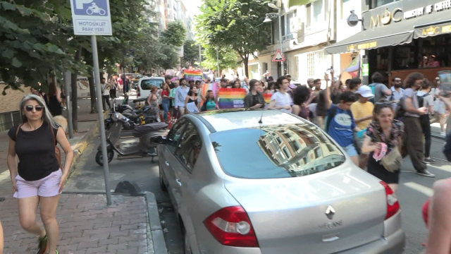 Yürüyüş yapmayı planlayan LGBT'liler Taksim'de toplanmaya başladı