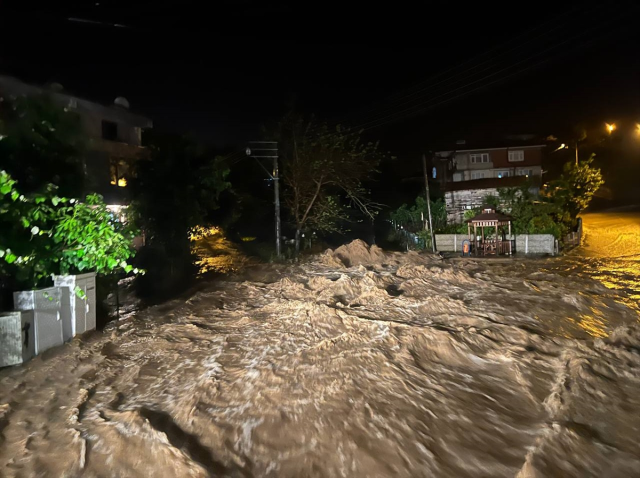 Sakarya'da şiddetli yağış, cadde ve sokakları göle çevirdi