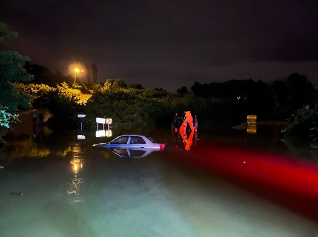 Sakarya'da şiddetli yağış, cadde ve sokakları göle çevirdi