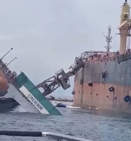 Tuzla'da tersanede havuz çöktü, devasa vinç geminin üzerine devrildi! O anlar kamerada