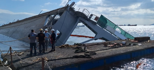 Tuzla'da tersanede havuz çöktü, devasa vinç geminin üzerine devrildi! O anlar kamerada