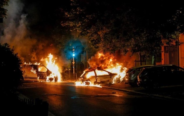 Fransa'dan gelen görüntüler korkunç! Çatışmaların şiddetlendiği ülkeden dumanlar yükseldi