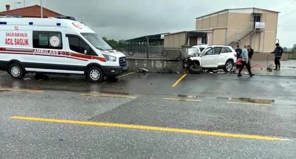 Kayganlaşan yolda feci kaza! Kızını sınava yetiştirmek isteyen baba öldü, evladı yaşam savaşı veriyor