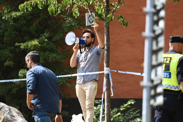 İsveç'te cami önünde Kur'an-ı Kerim yakıldı, polis sadece izledi