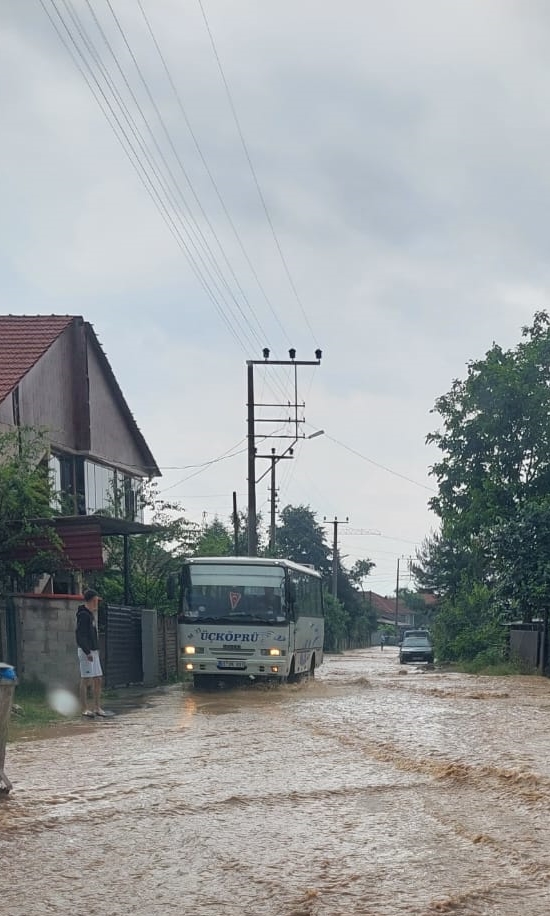 Düzce'de yoğun yağış nedeniyle turuncu alarm verildi, vatandaşlar tahliye ediliyor