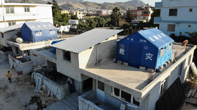 Deprem korkusu nedeniyle evlerinin üzerine çadır kurdular! Gören bir daha bakıyor