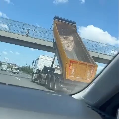 Damperi açılan hafriyat kamyonu üst geçitte sıkıştı, sürücüler uzun süre beklemek zorunda kaldı