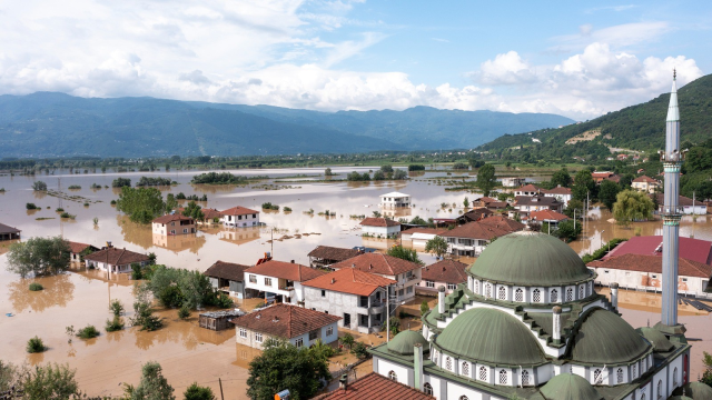 Havadan dron ile görüntülendi! 150 kuş türüne ev sahipliği yapan Efteni Gölü'nü sağanak vurdu